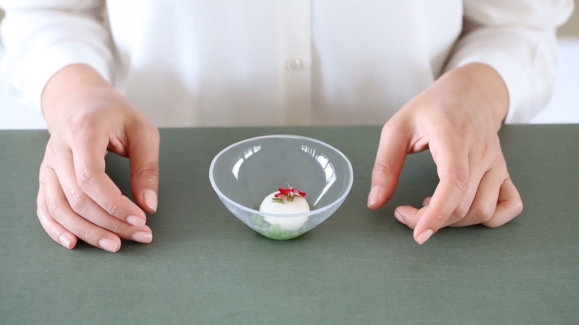 薄さ数ミリ、重さ数グラム。「ふにゃ〜」の器。