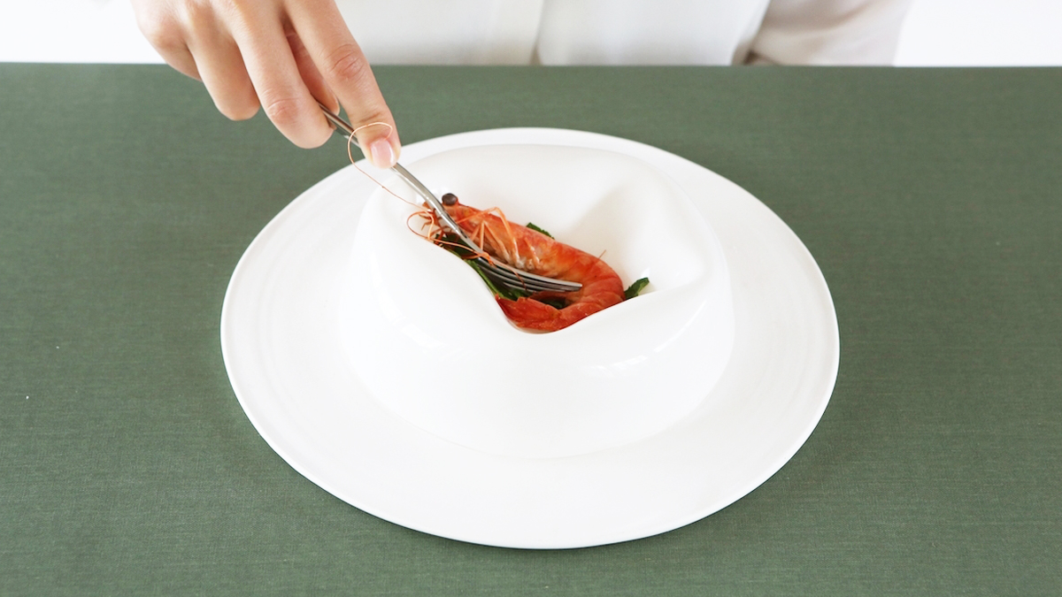 薄さ数ミリ、重さ数グラム。「ふにゃ〜」の器。
