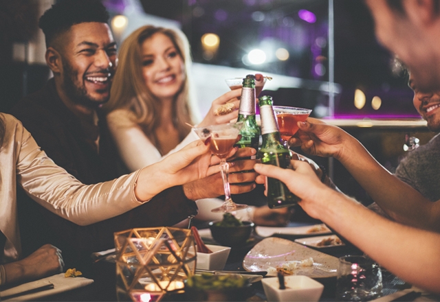 友人との家飲みやパーティー、20代前半と後半でどう変わる?