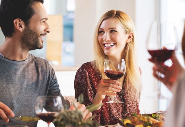 友人との家飲みやパーティー、20代前半と後半でどう変わる?