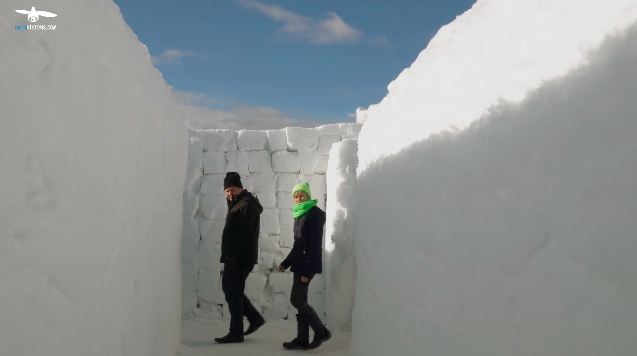 凍死覚悟の雪で作られた巨大迷路