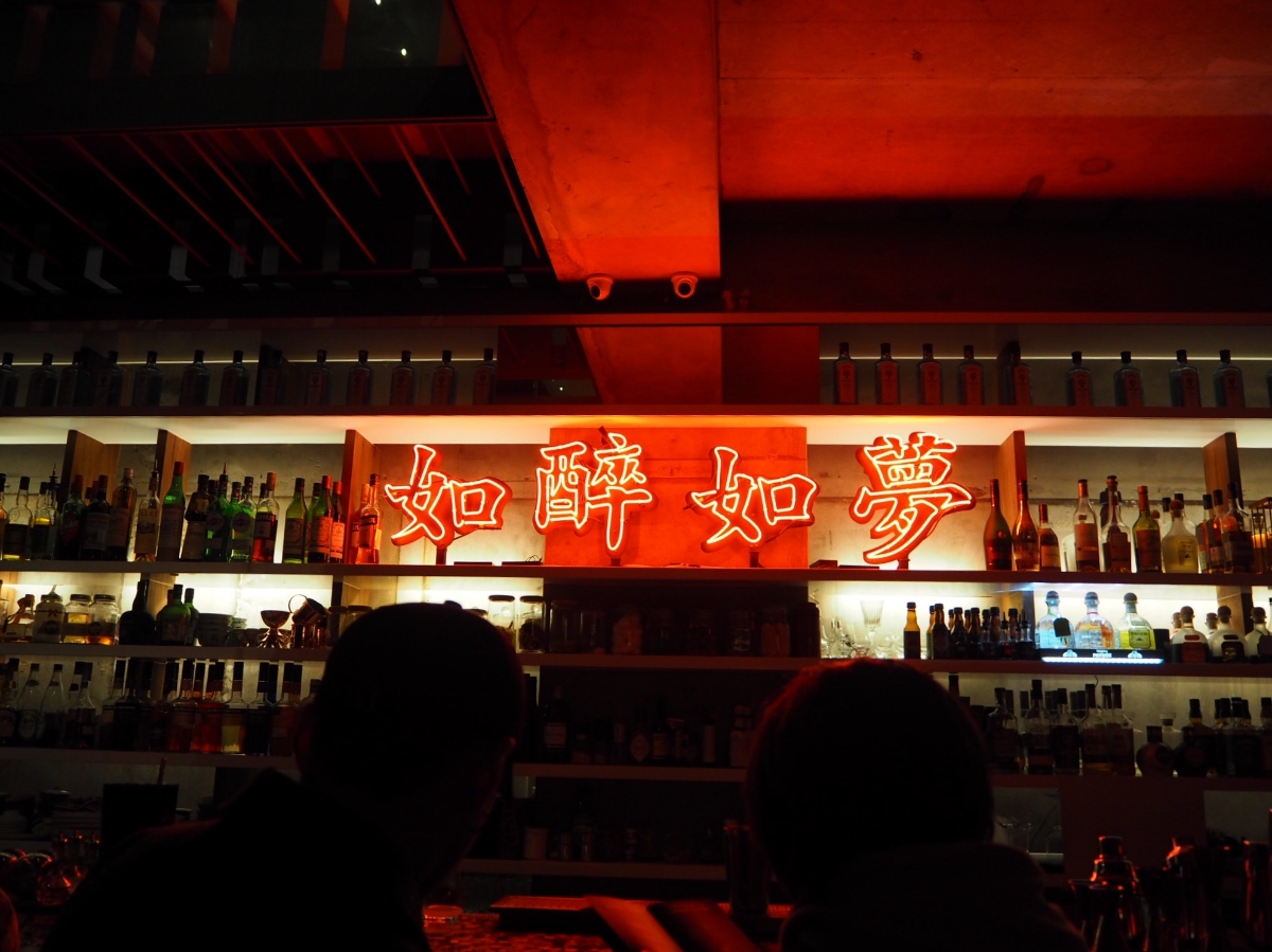 洋服店の鏡の裏は「秘密のBAR」へとつながっていた。