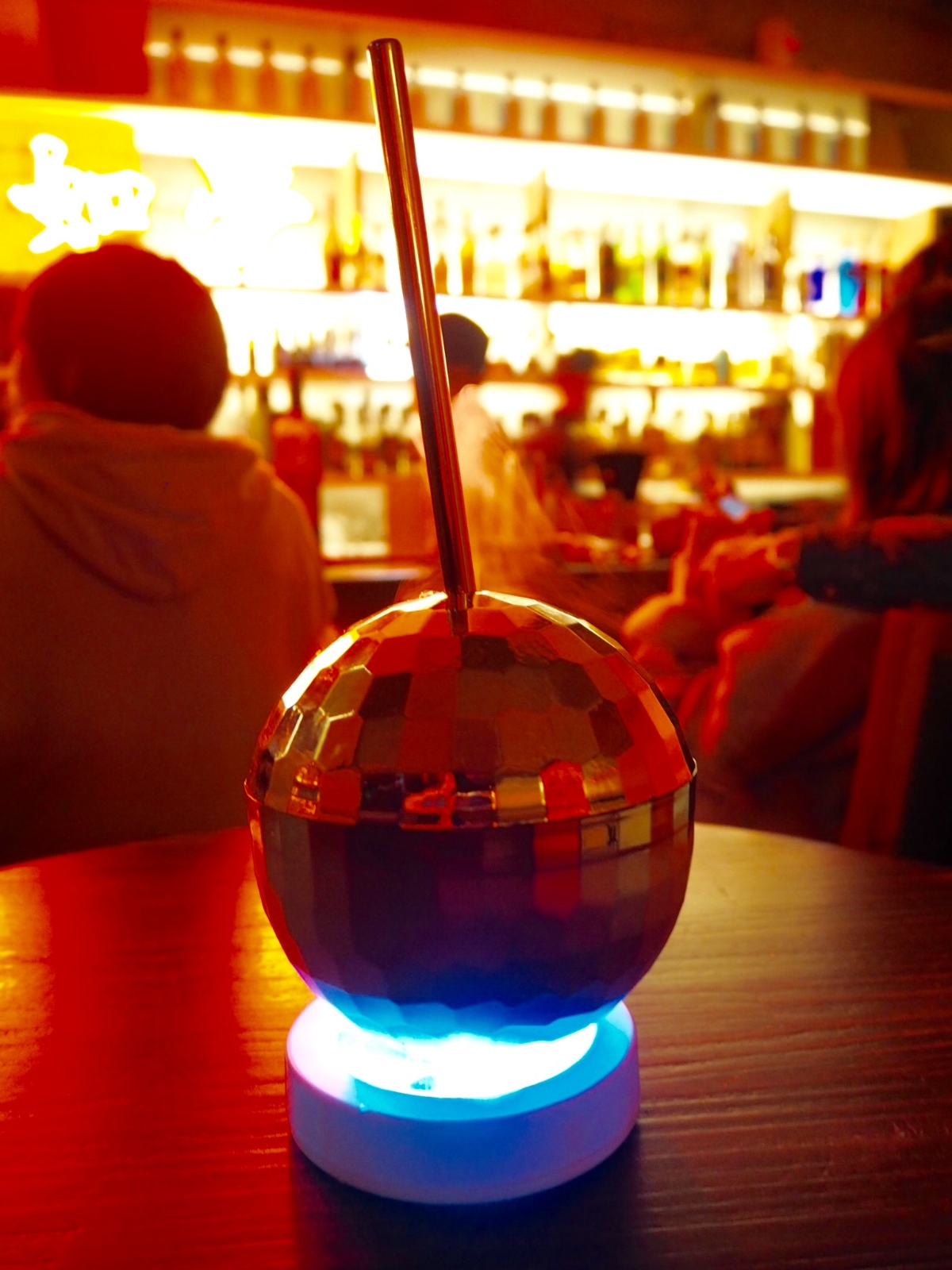 洋服店の鏡の裏は「秘密のBAR」へとつながっていた。