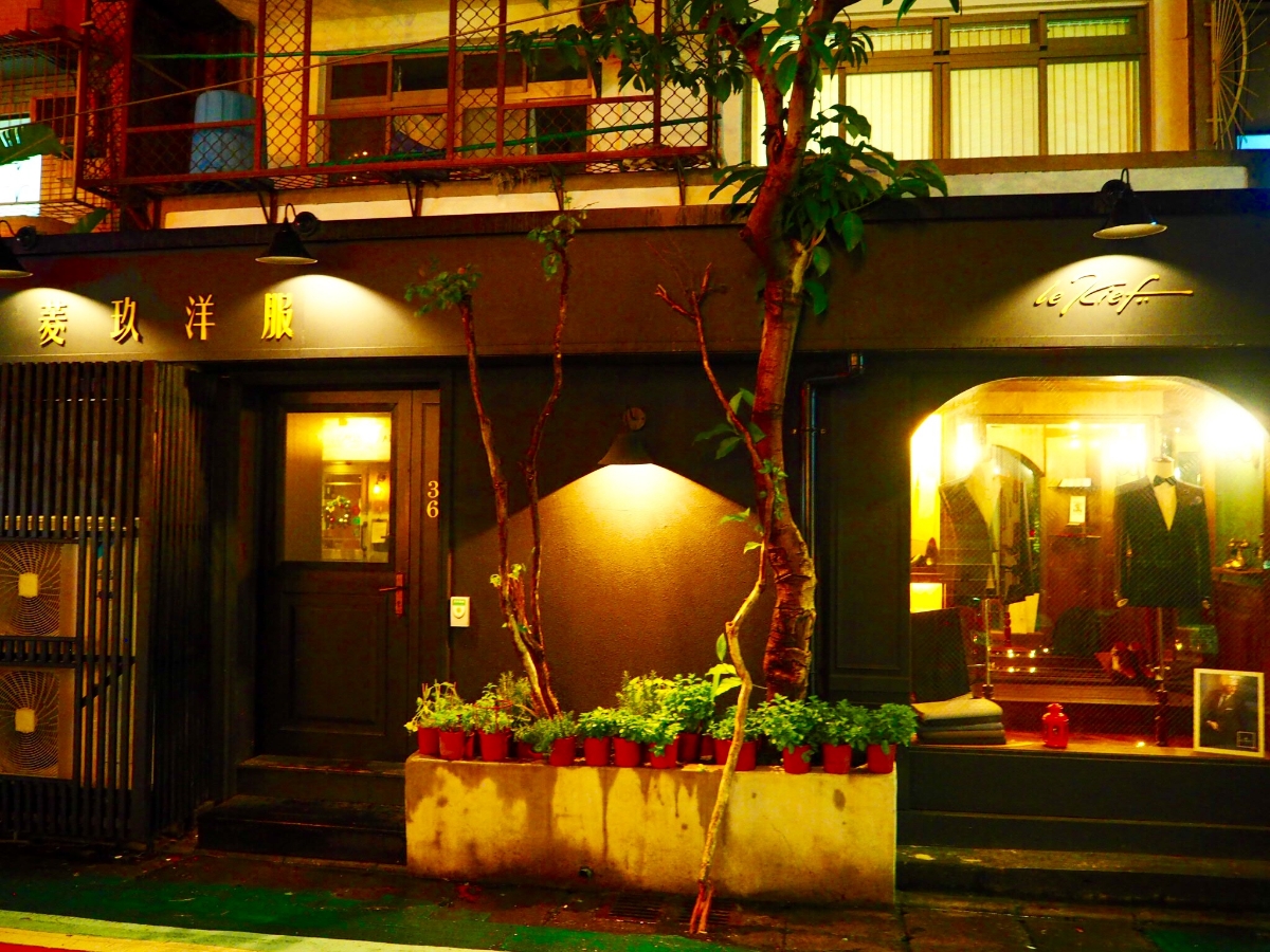 洋服店の鏡の裏は「秘密のBAR」へとつながっていた。