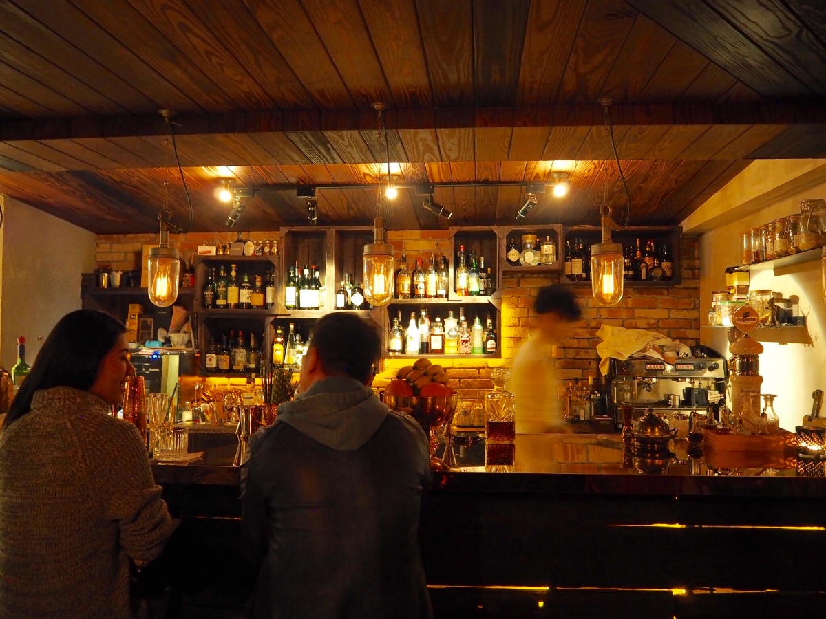 洋服店の鏡の裏は「秘密のBAR」へとつながっていた。
