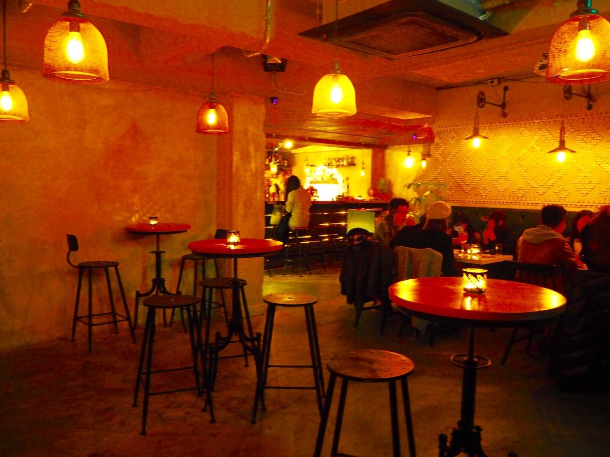 洋服店の鏡の裏は「秘密のBAR」へとつながっていた。