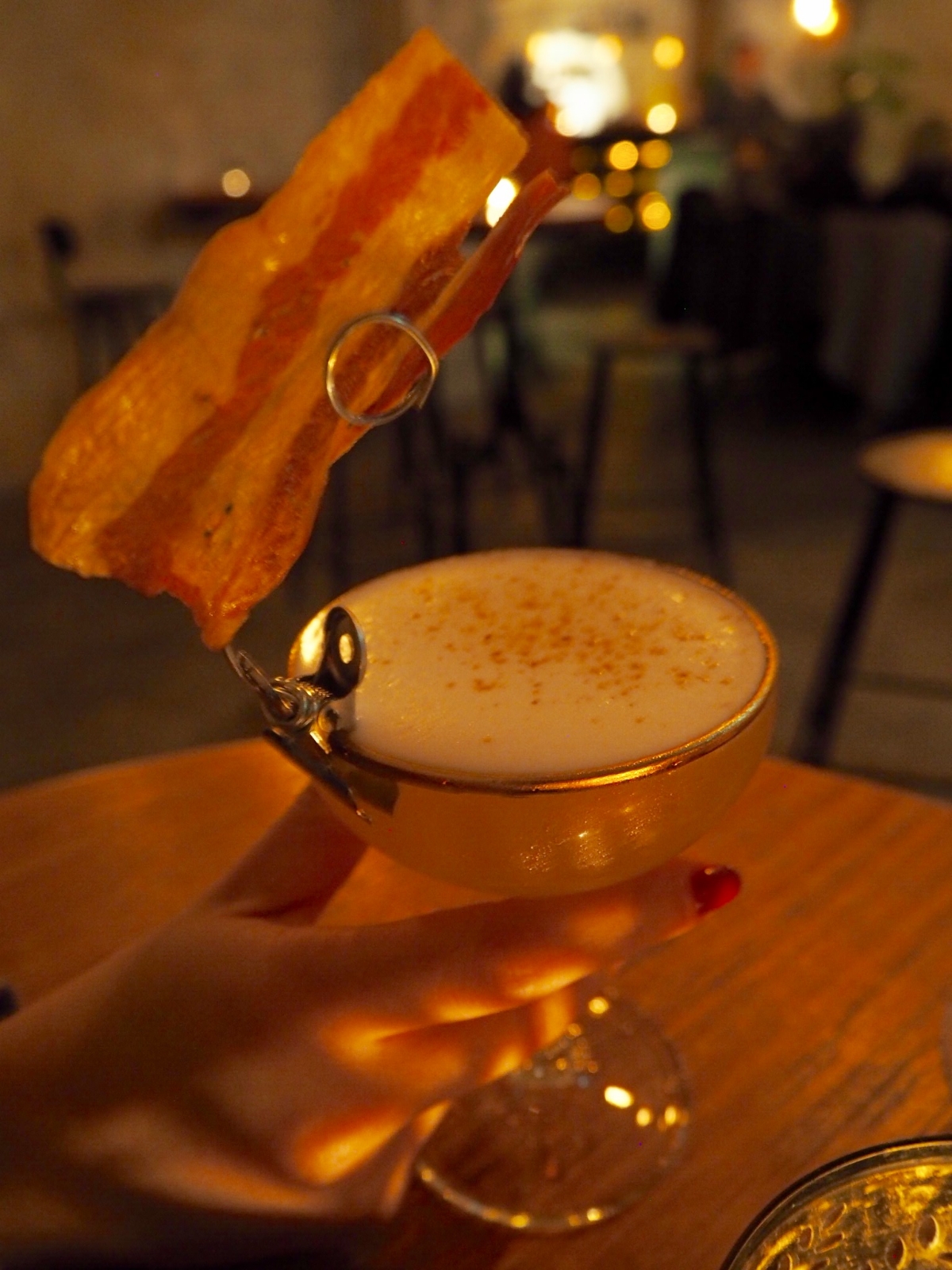 洋服店の鏡の裏は「秘密のBAR」へとつながっていた。