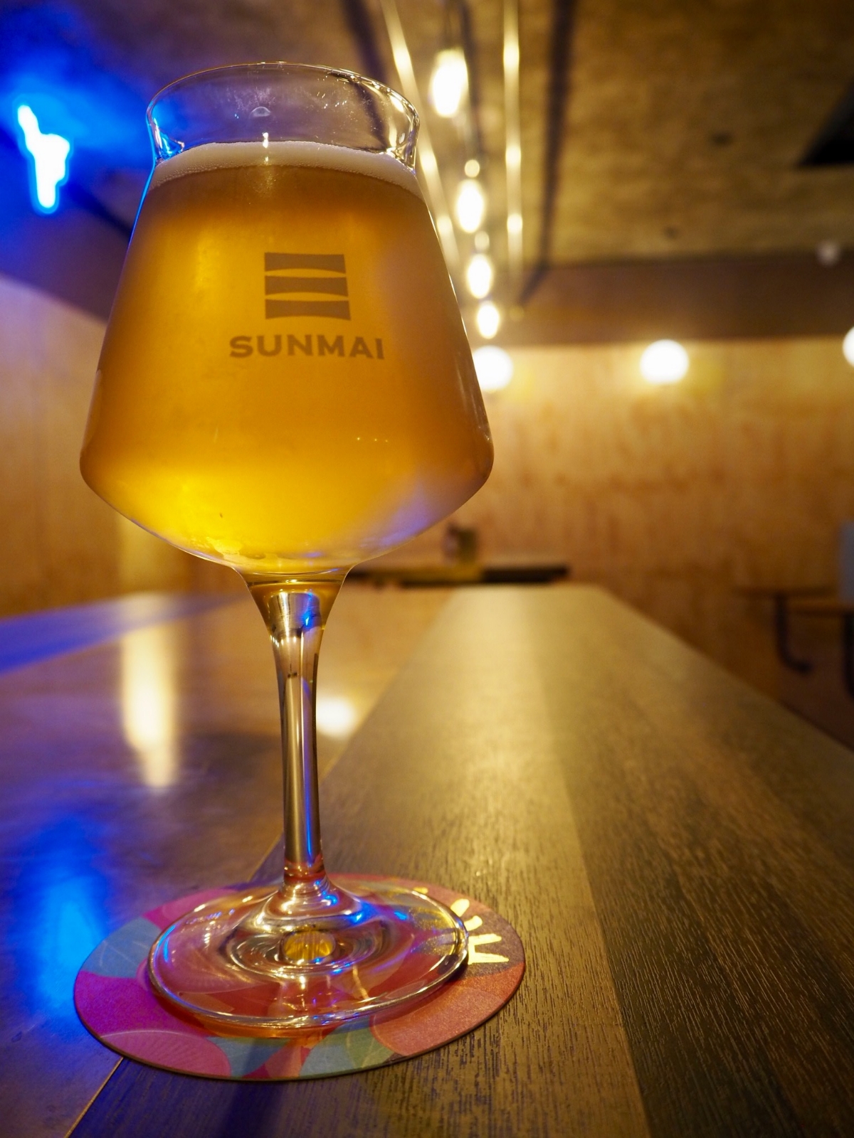 洋服店の鏡の裏は「秘密のBAR」へとつながっていた。