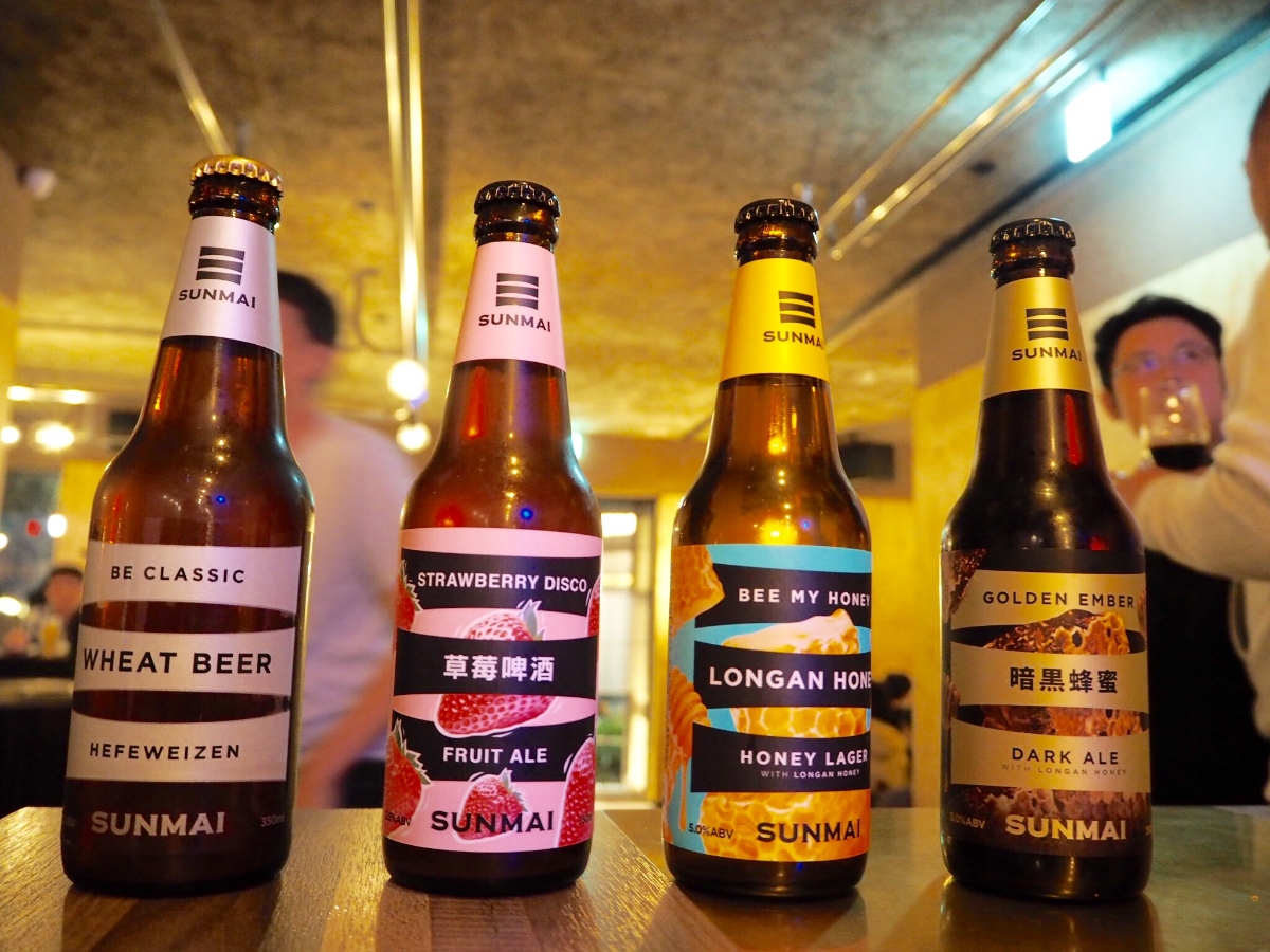 洋服店の鏡の裏は「秘密のBAR」へとつながっていた。