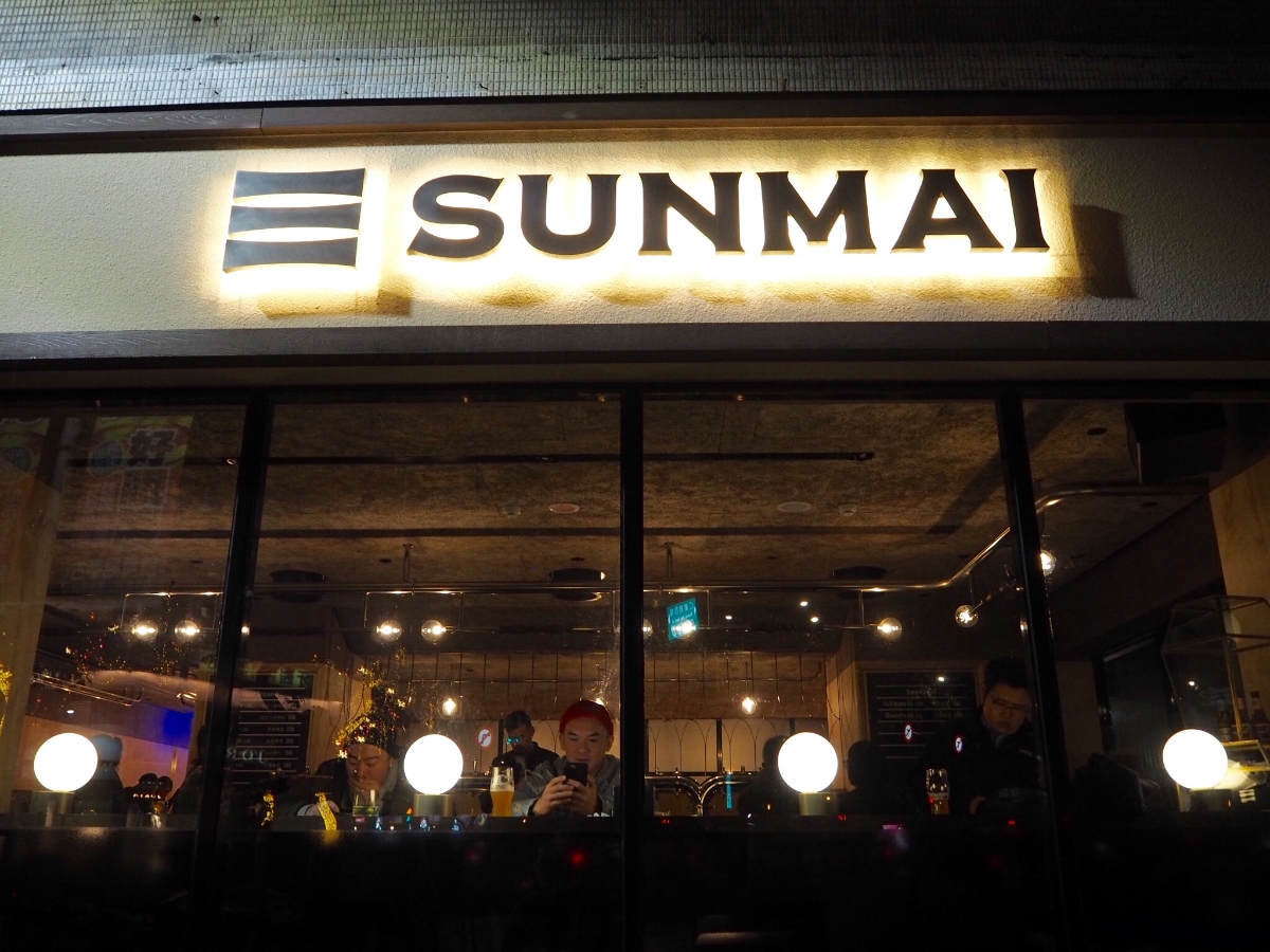 洋服店の鏡の裏は「秘密のBAR」へとつながっていた。