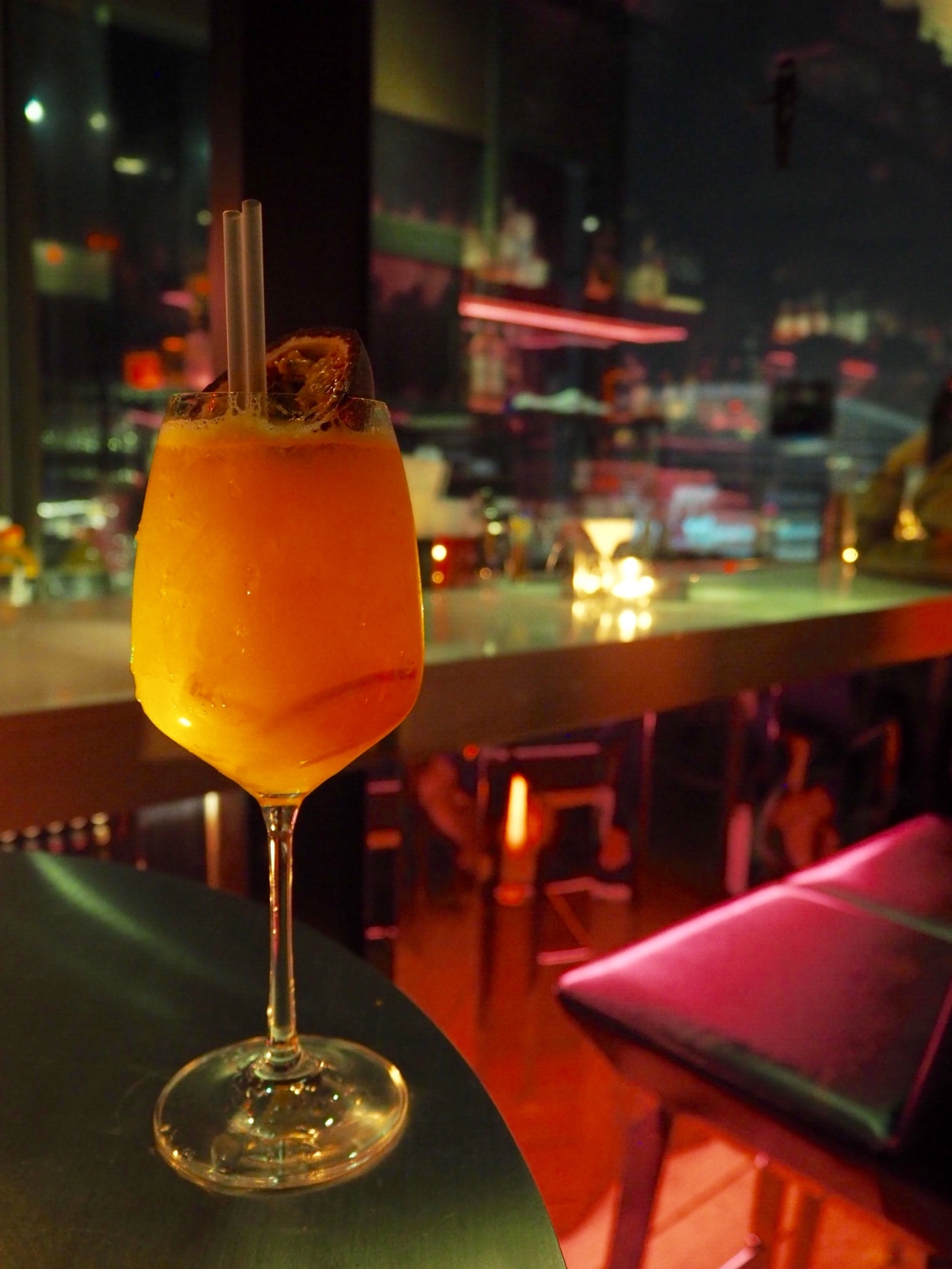 洋服店の鏡の裏は「秘密のBAR」へとつながっていた。