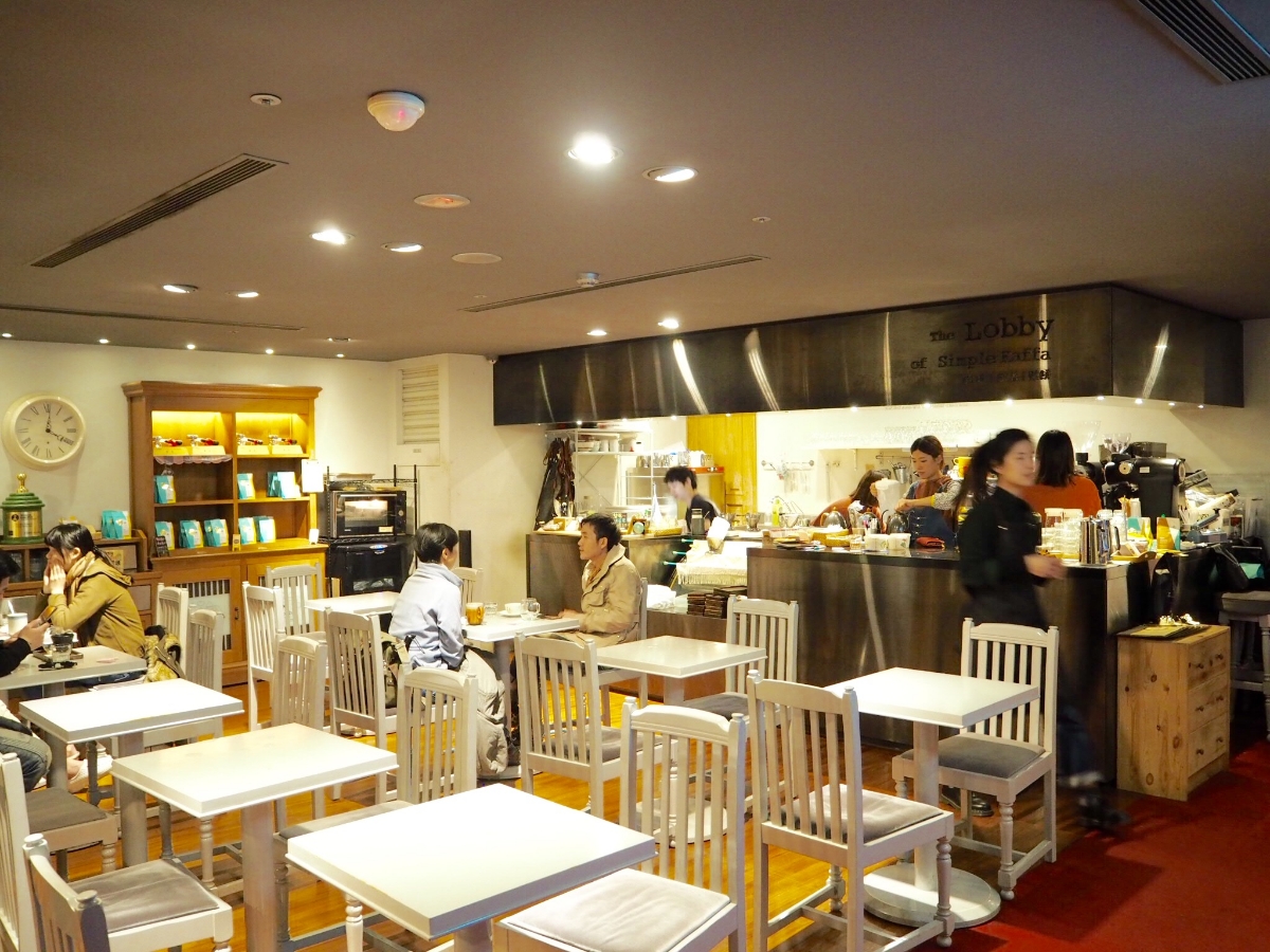 看板ネコがお出迎え。地元にとことん愛されるコーヒーショップ