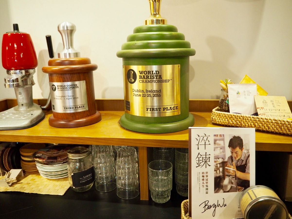 看板ネコがお出迎え。地元にとことん愛されるコーヒーショップ