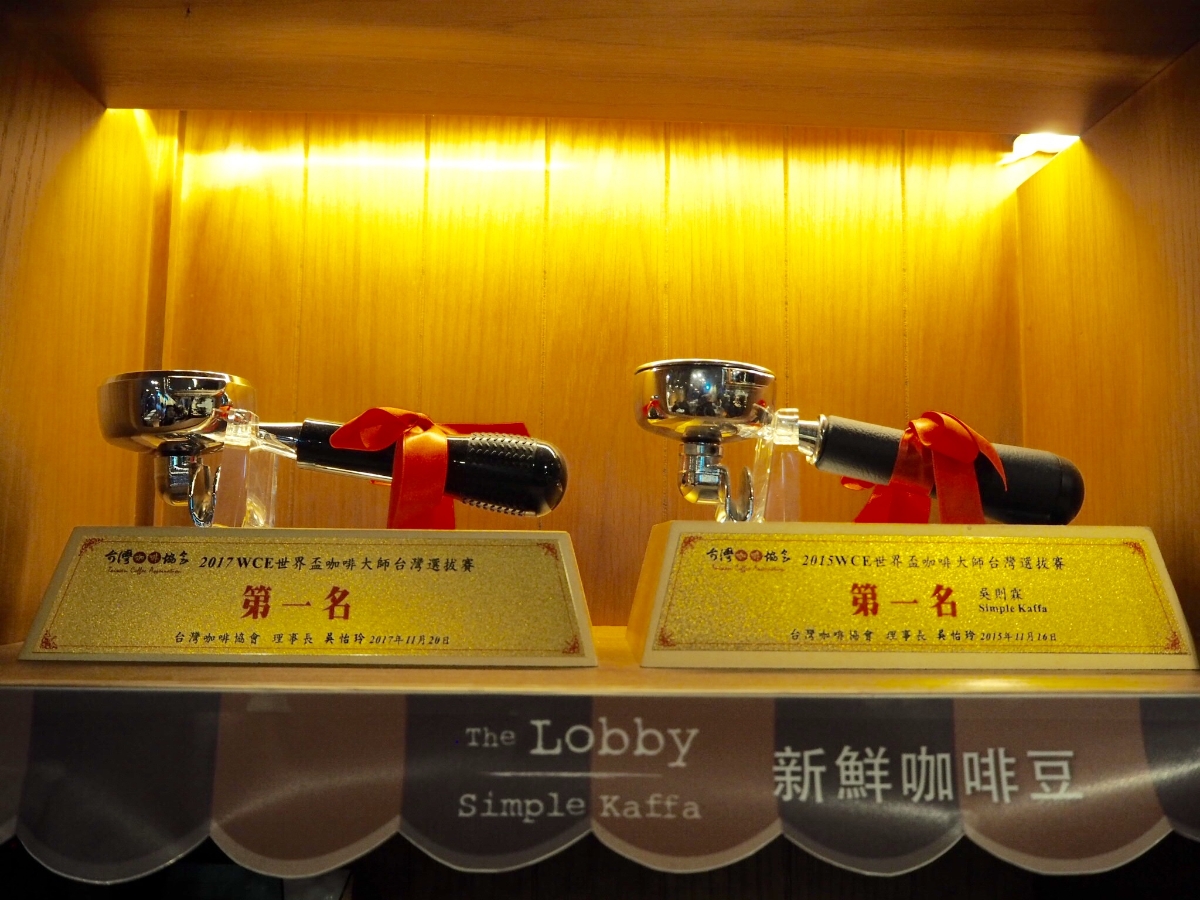 看板ネコがお出迎え。地元にとことん愛されるコーヒーショップ