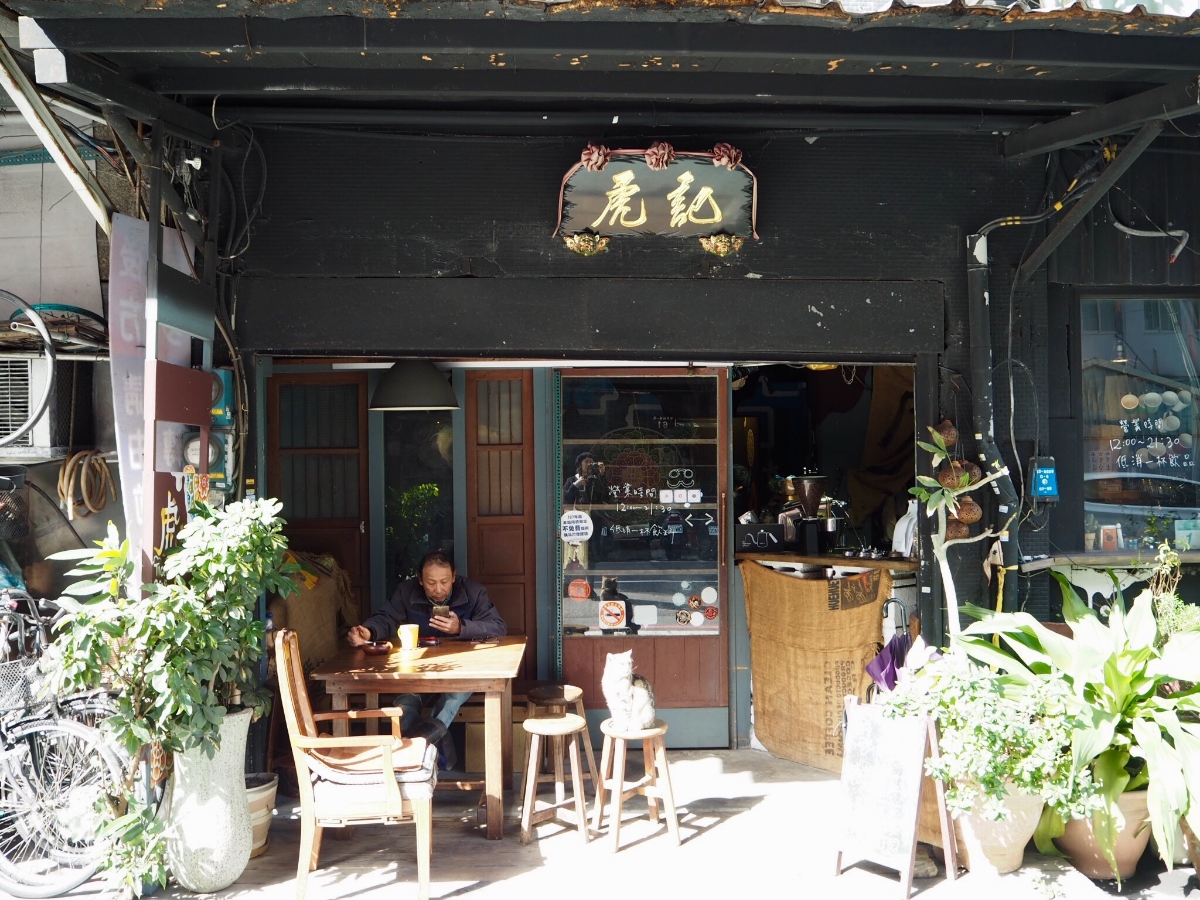 看板ネコがお出迎え。地元にとことん愛されるコーヒーショップ