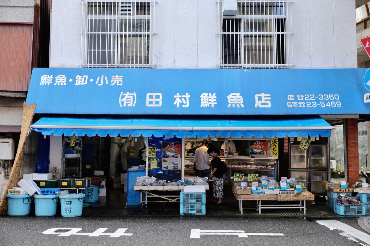 旅先でおいしい魚を食べるなら「魚屋へ行く」という選択肢を