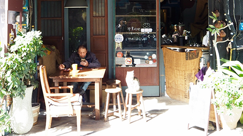 看板ネコがお出迎え。地元にとことん愛されるコーヒーショップ