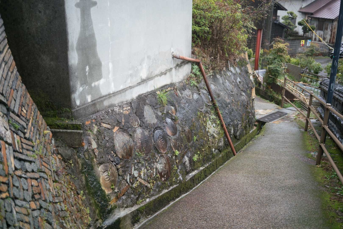 棄てずにリサイクルし、それは孫の孫の代まで楽しめるアートになった