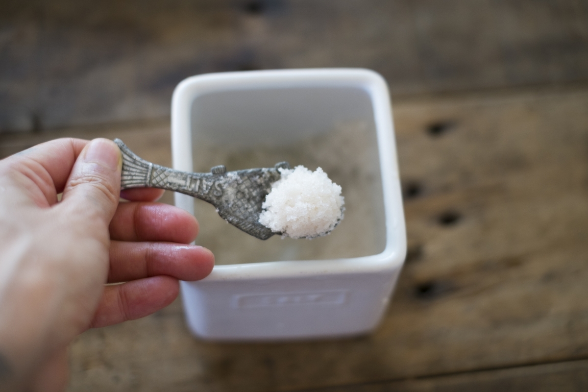鍋底のガンコな焦げつきは、キッチンに必ずある「アレ」で取る!