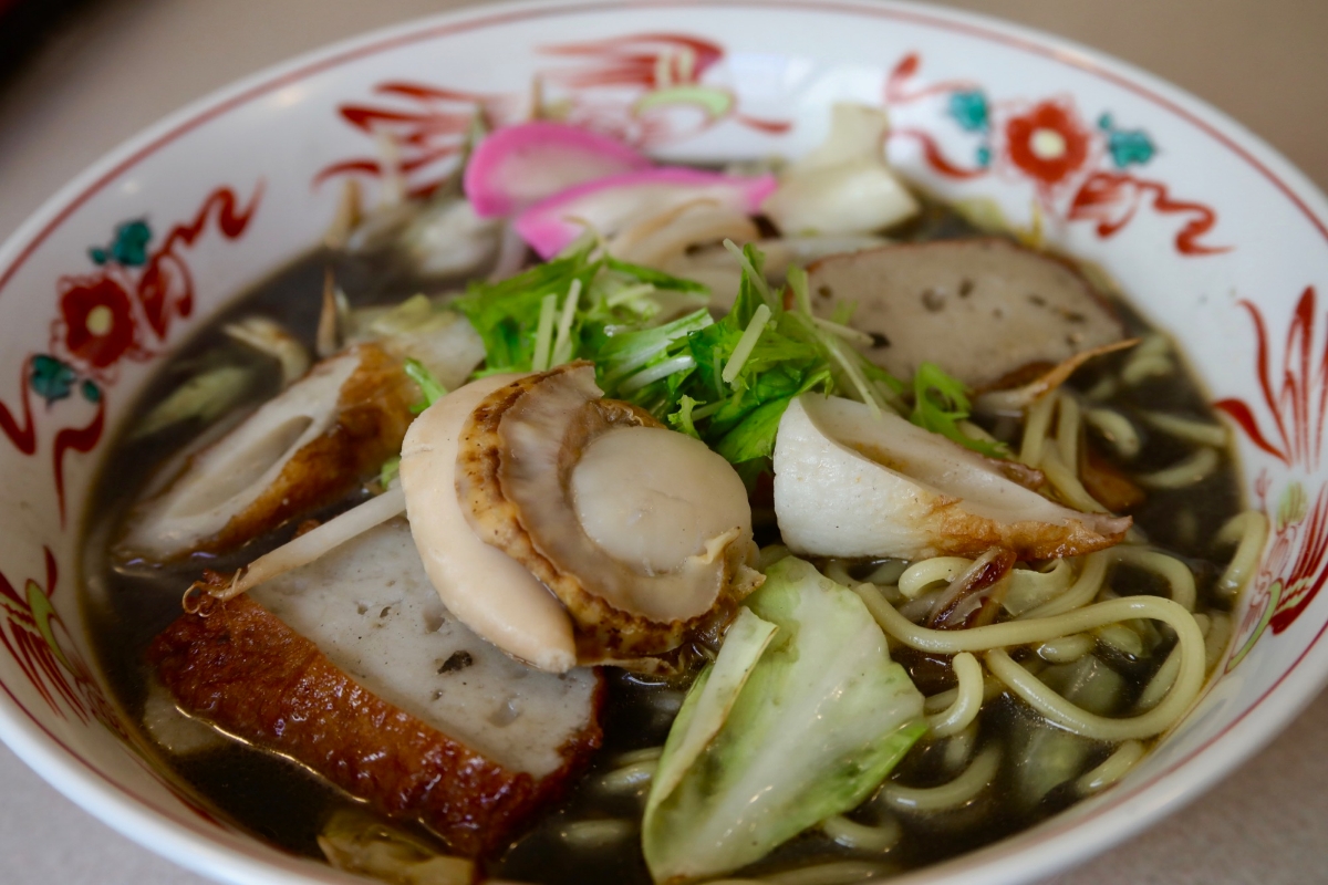四国に、日本一ブラックな商店街がありました。
