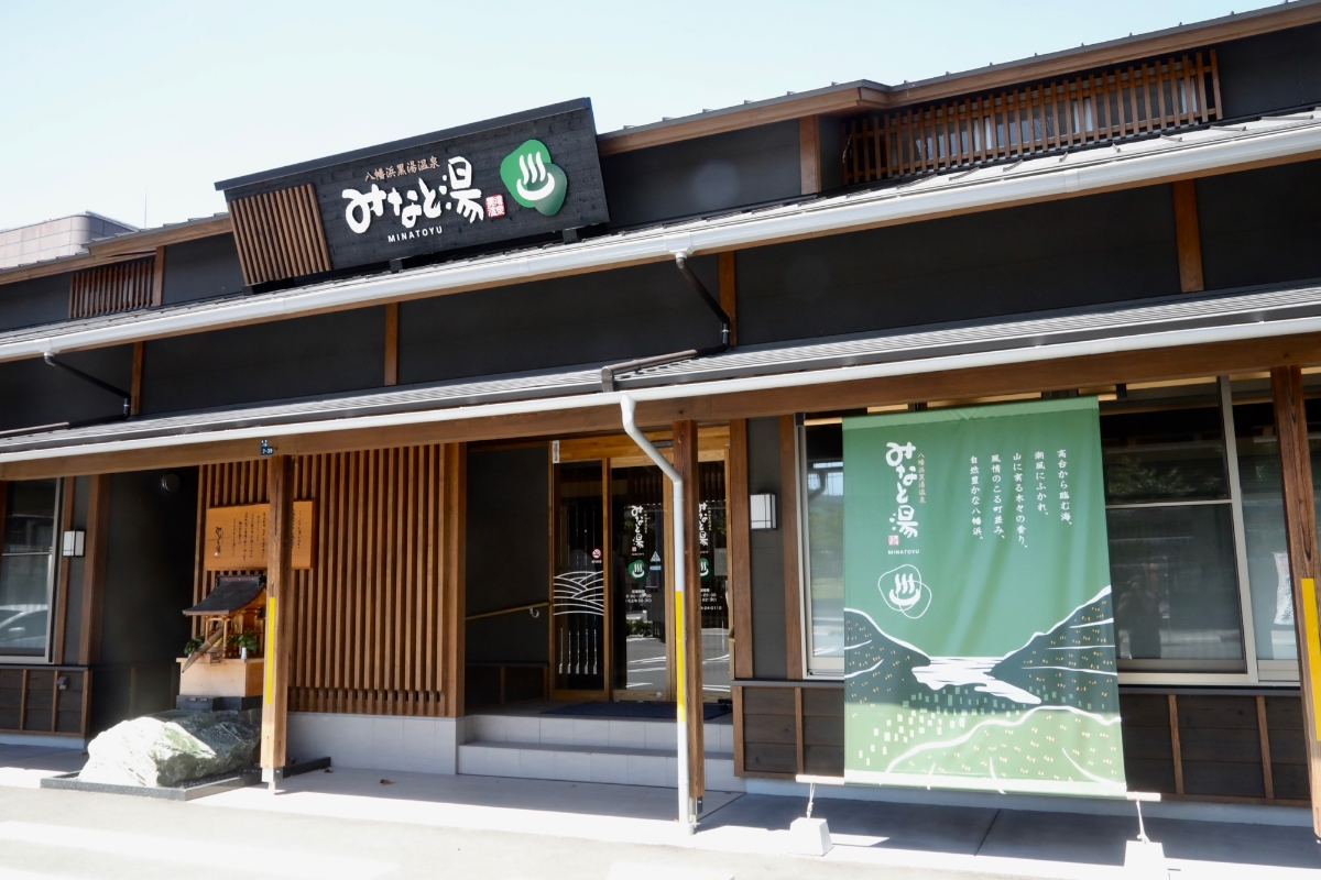 四国に、日本一ブラックな商店街がありました。