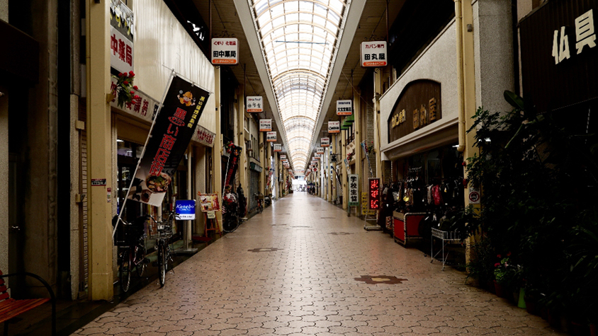 四国に、日本一ブラックな商店街がありました。