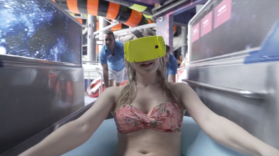 ウォータースライダーを滑りながらVRを体験