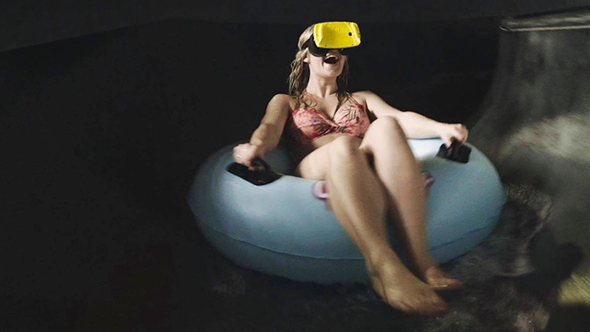 ウォータースライダーを滑りながらVRを体験