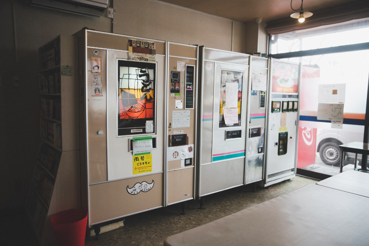 無人なのに、なんだか温かい。レトロな「自販機食堂」の魅力