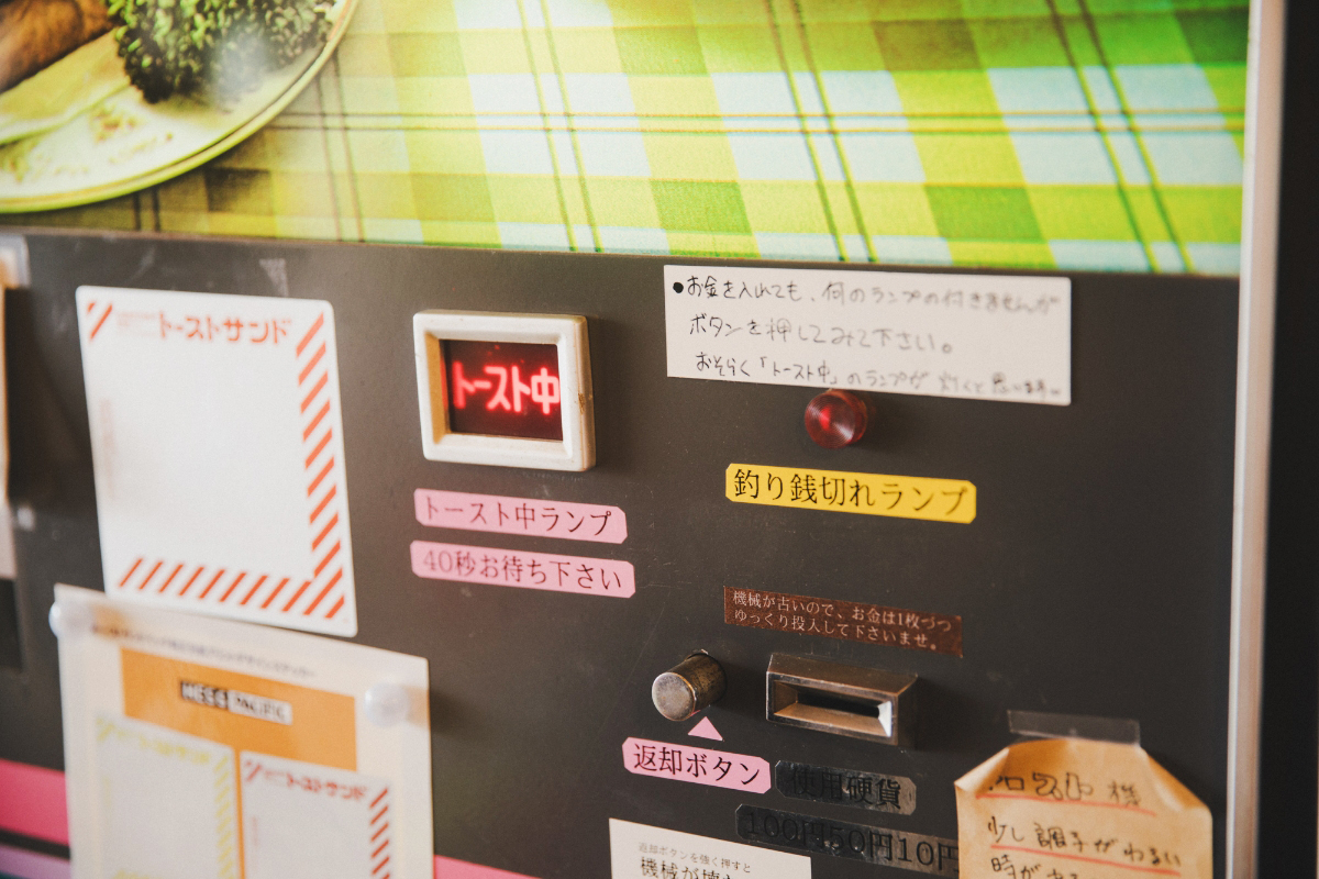 無人なのに、なんだか温かい。レトロな「自販機食堂」の魅力