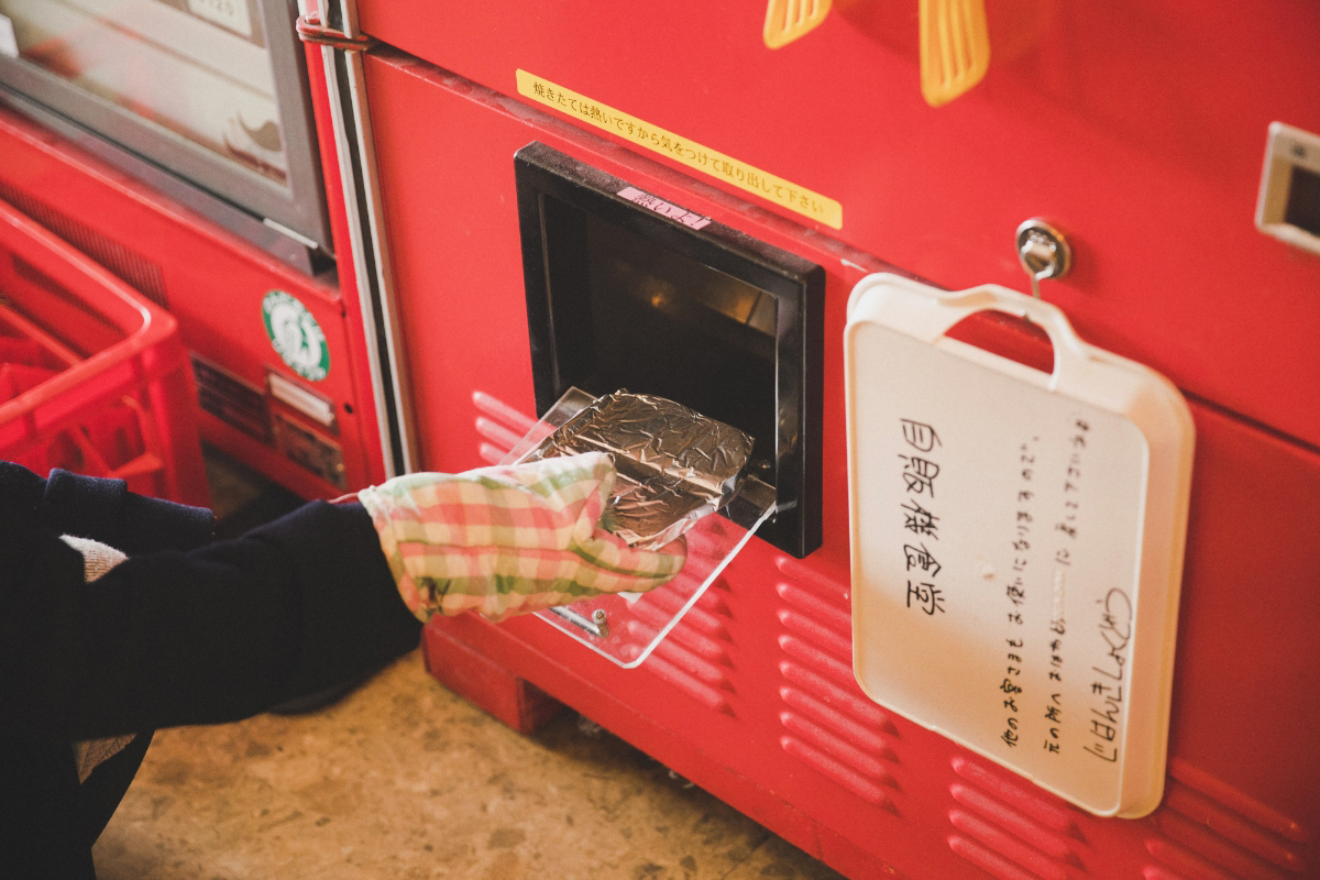無人なのに、なんだか温かい。レトロな「自販機食堂」の魅力