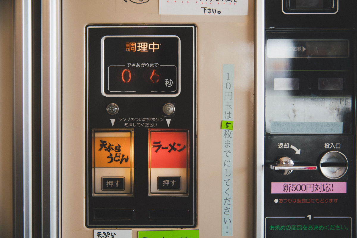 無人なのに、なんだか温かい。レトロな「自販機食堂」の魅力