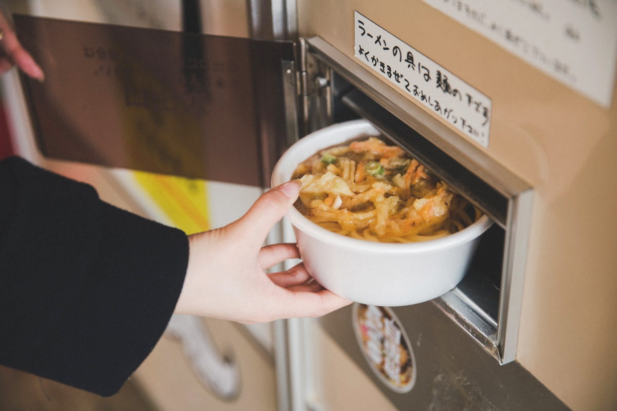 無人なのに、なんだか温かい。レトロな「自販機食堂」の魅力