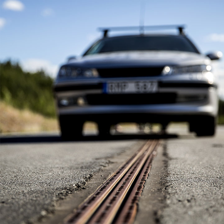 この道路を走るだけで、バッテリーが充電される