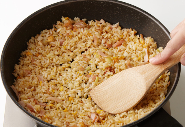 炒飯をパラッパラに炒めるヒミツ