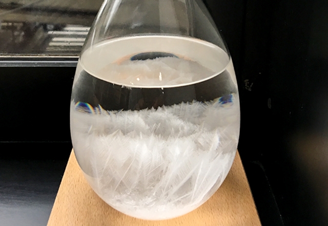 天気によって中の結晶が変化する「ガラスのしずく」