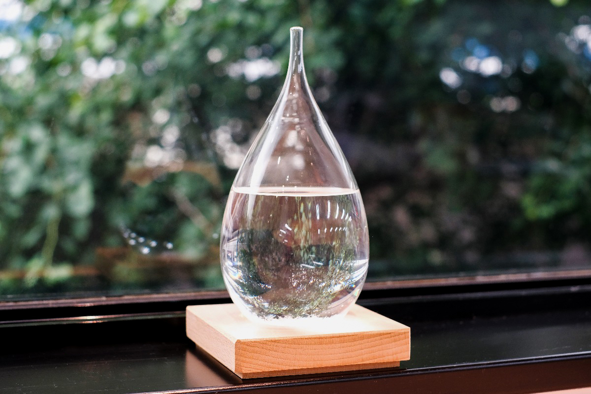 天気によって中の結晶が変化する「ガラスのしずく」
