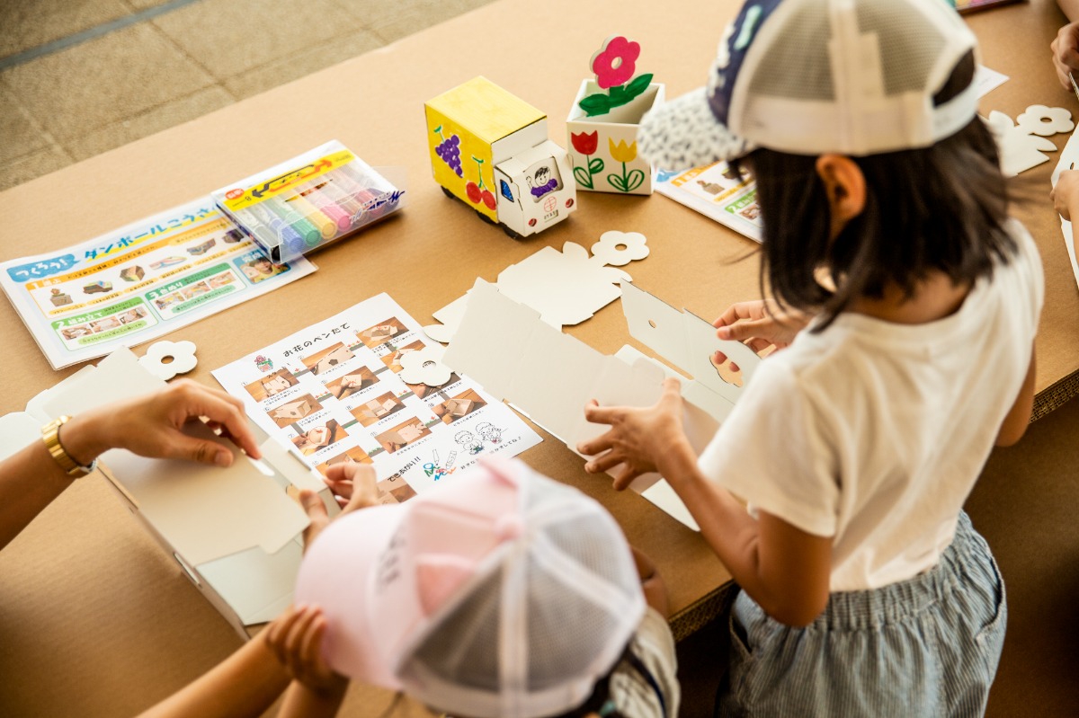 学校がなくなった村に、笑顔を取り戻すための「ダンボール迷路」