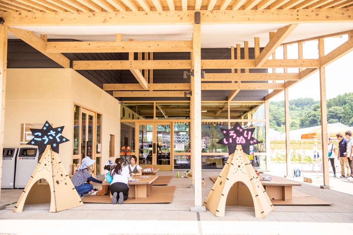 学校がなくなった村に、笑顔を取り戻すための「ダンボール迷路」