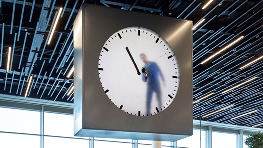 オランダ スキポール空港にある 人による手書き時計 Tabi Labo