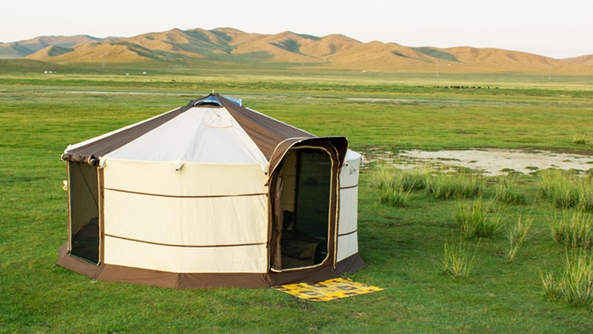 モンゴル遊牧民の住まい「ゲル」がグランピングテントになって上陸