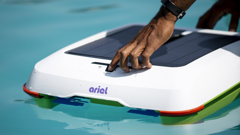 水上のルンバ！太陽光発電で動くプールの掃除機「Ariel」 | TABI LABO