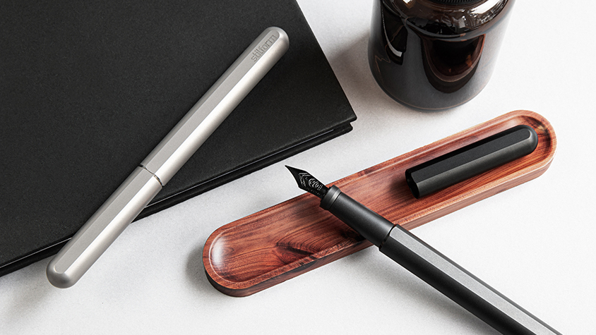 世界三大デザイン賞をW受賞。オールチタンのグッドデザインな「万年筆