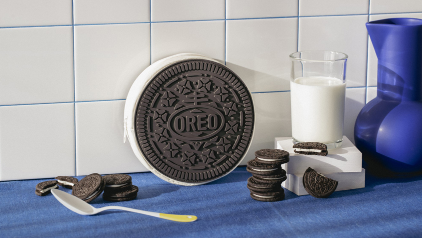 誕生110周年！「オレオ」初の公式ブランドブック『OREO クッキー型ポーチBOOK』が2月3日発売！ | TABI LABO