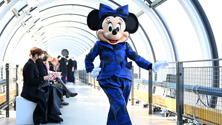 3月8日「国際女性デー」にてミニーマウスがパリコレ・ステラ