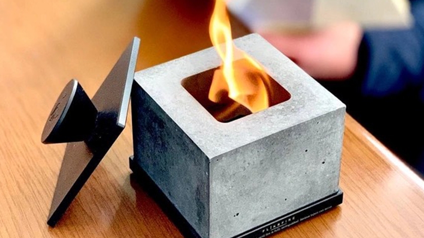 Smoke-free bonfire stand that can be used quickly on a desk | TABI LABO