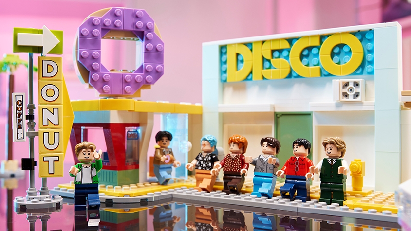 LEGO」が、BTSの大ヒットシングル『Dynamite』を再現した特別セットを