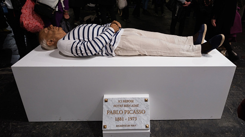 スペイン・マドリードのアートフェア「ARCO」にて、ピカソの遺体を模