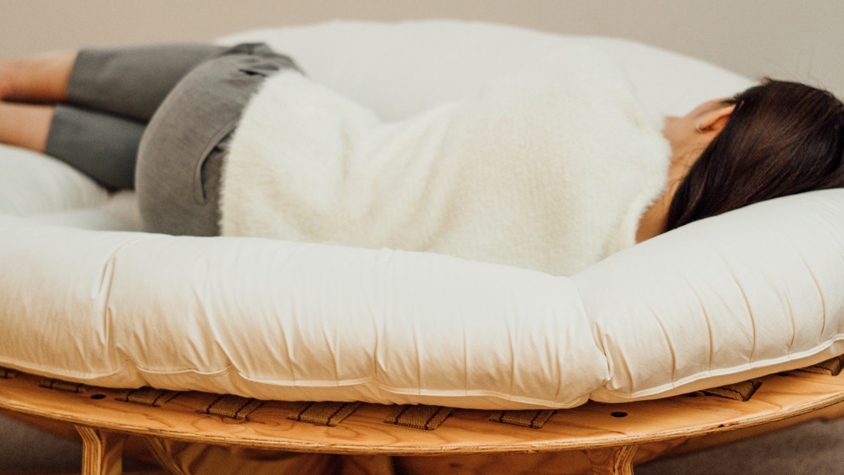 チンパンジー研究と睡眠文化研究から生まれた「人類進化ベッド」究極の