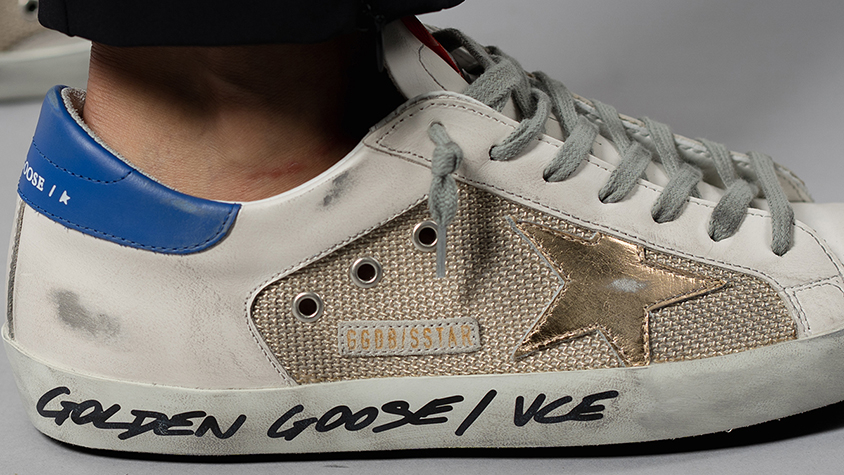 Z世代でトレンドの「ゴールデン グース（GOLDEN GOOSE）」、雨の